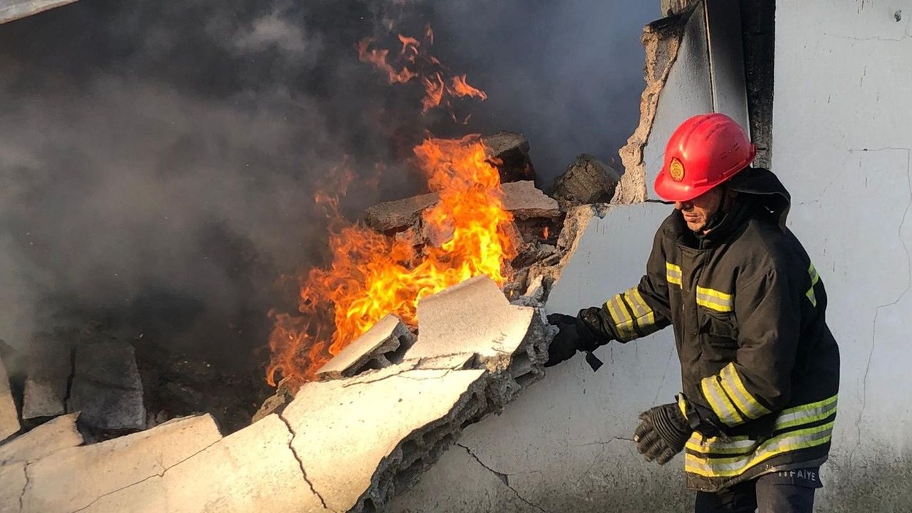 Cizre'de yangın: Fabrika küle döndü