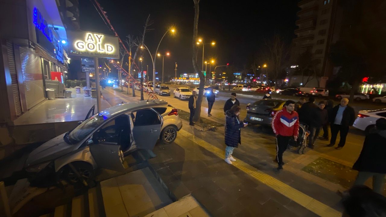 Diyarbakır’da kaza: Alkollü sürücü site girişine uçtu