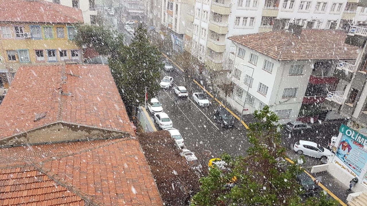 Diyarbakır'da mart sonu lapa lapa kar yağdı
