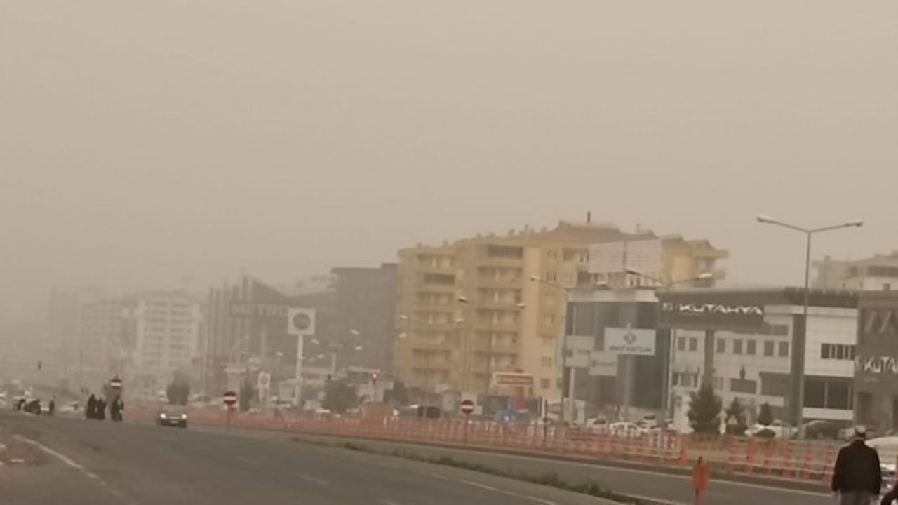 Diyarbakır semalarını toz bulutu kapladı