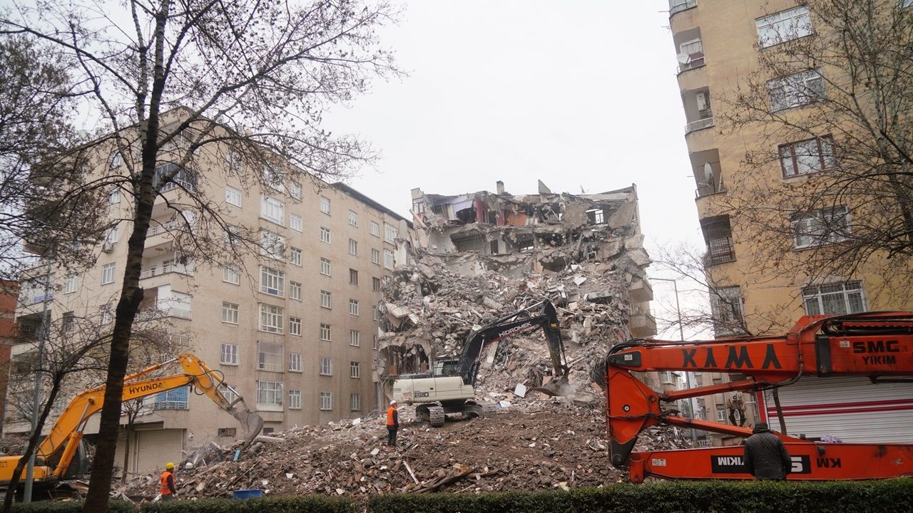 Diyarbakır'da acil yıkım kararı alınan yapıların yıkımı sürüyor