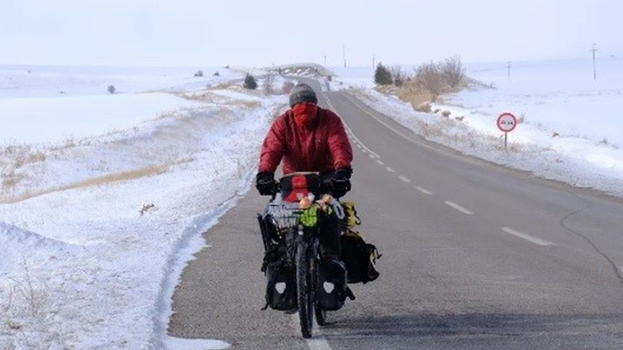 Alman gezgin 5 bin kilometre pedal çevirip Erzincan’a geldi