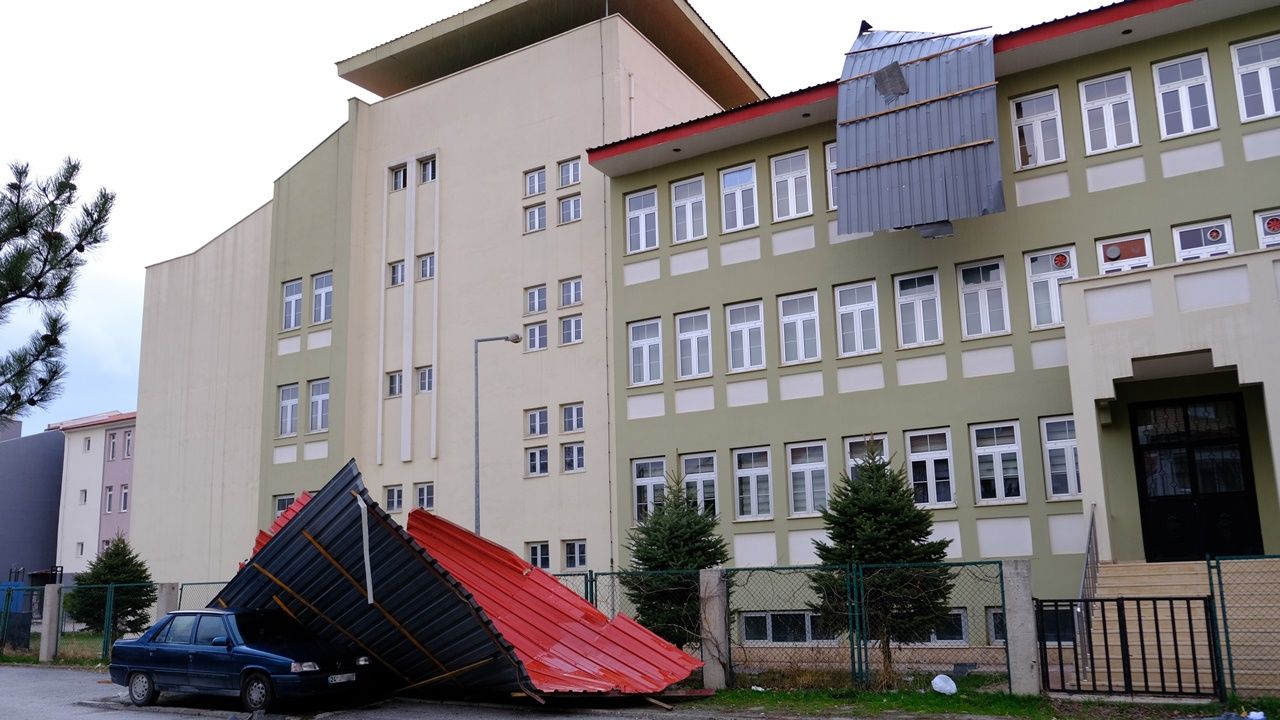 Erzincan’da şiddetli fırtına:  Minare devrildi, çatılar uçtu