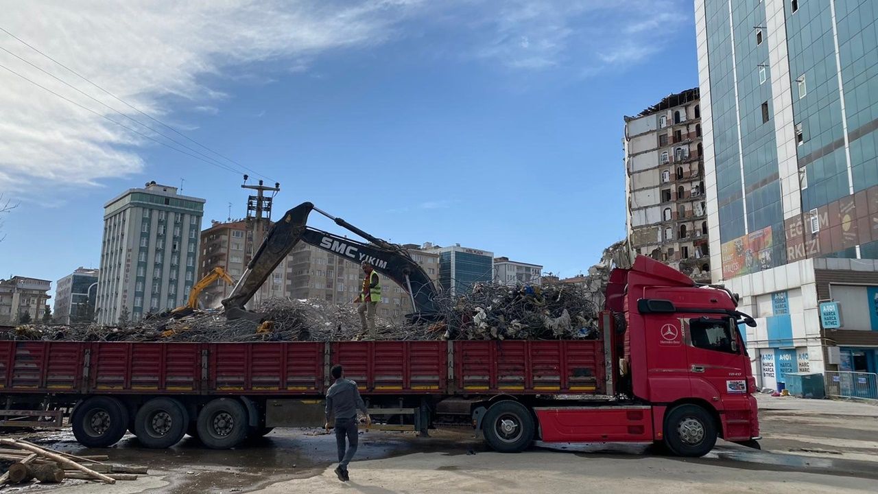Diyar Galeria enkazından demir yığınları çıkartılıyor