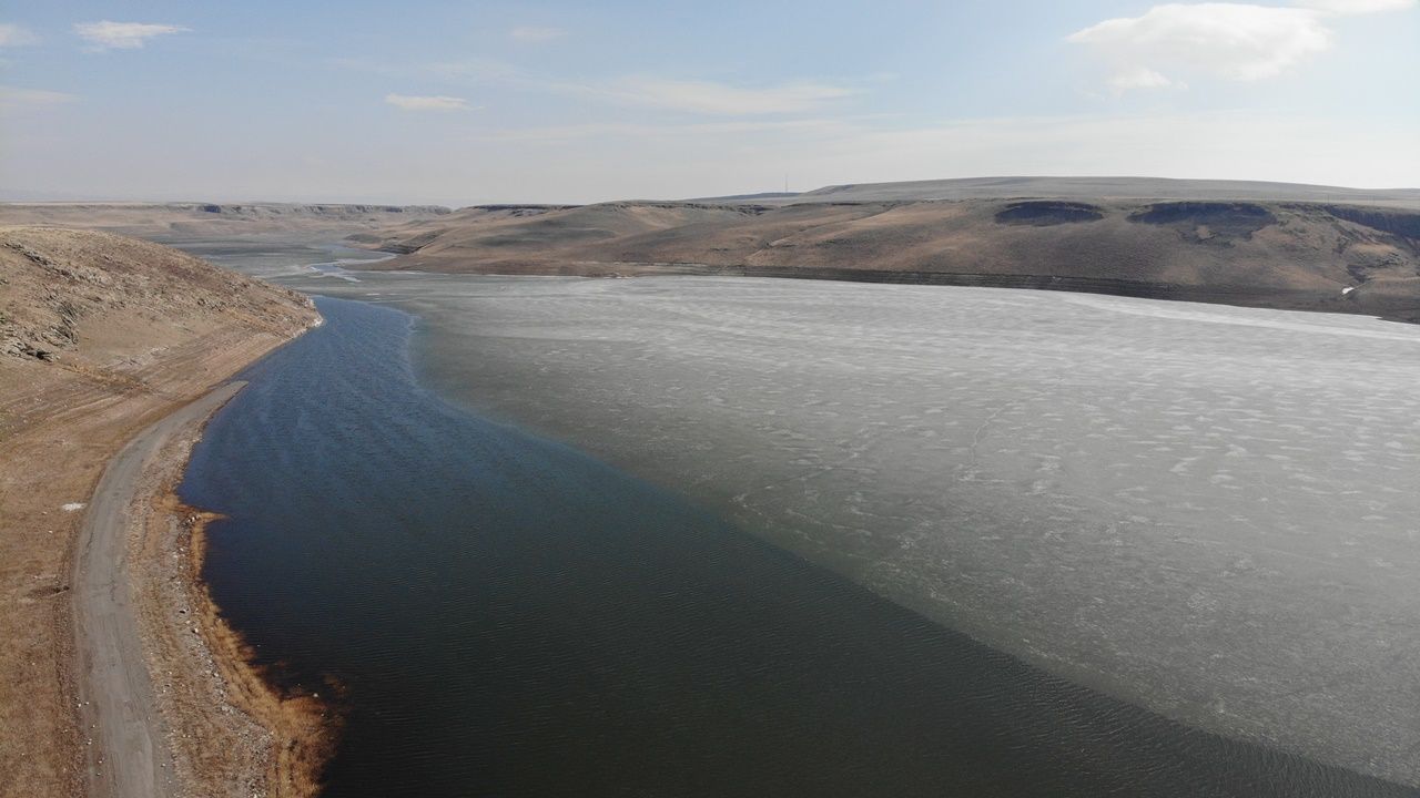 Kars Baraj Gölü’nün buzları çözülüyor