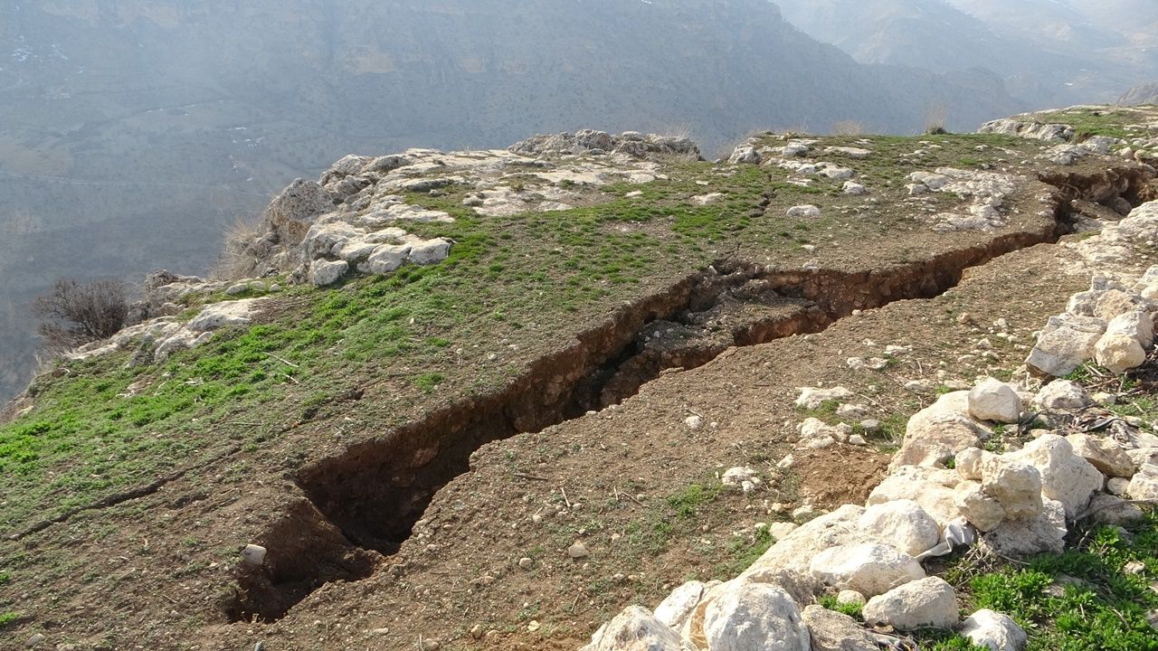 Malatya’da bin 400 metre yükseklikteki yarıklar ürkütüyor