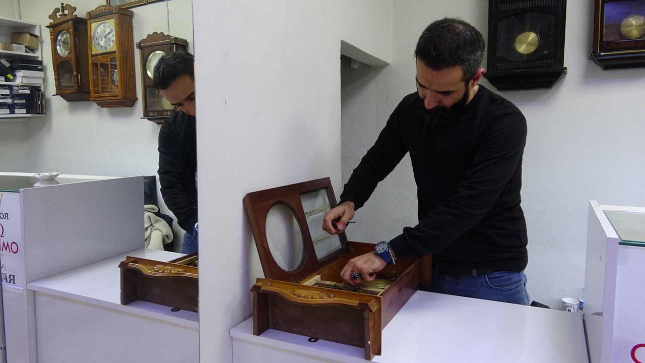 Mardin’in 'Sarkaçlı saat' tamircisi 21 yıldır baba mesleğini sürdürüyor