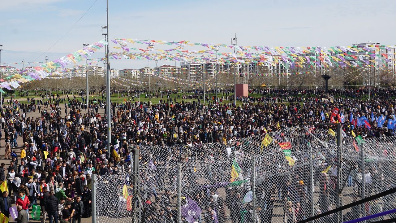 Diyarbakır Newroz alanına akış sürüyor