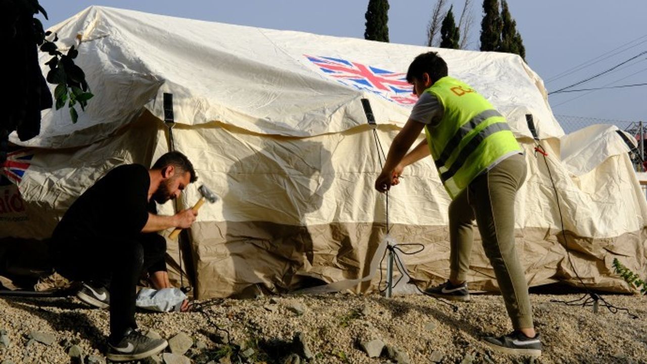 Şırnak’tan gelen Sak deprem bölgesinde ev ev gezerek çadır kuruyor