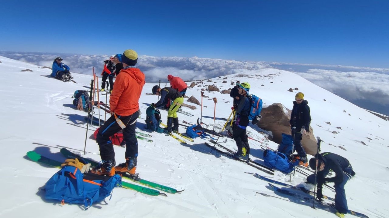 Süphan Dağı'nda Fransız dağcıların kayak keyfi