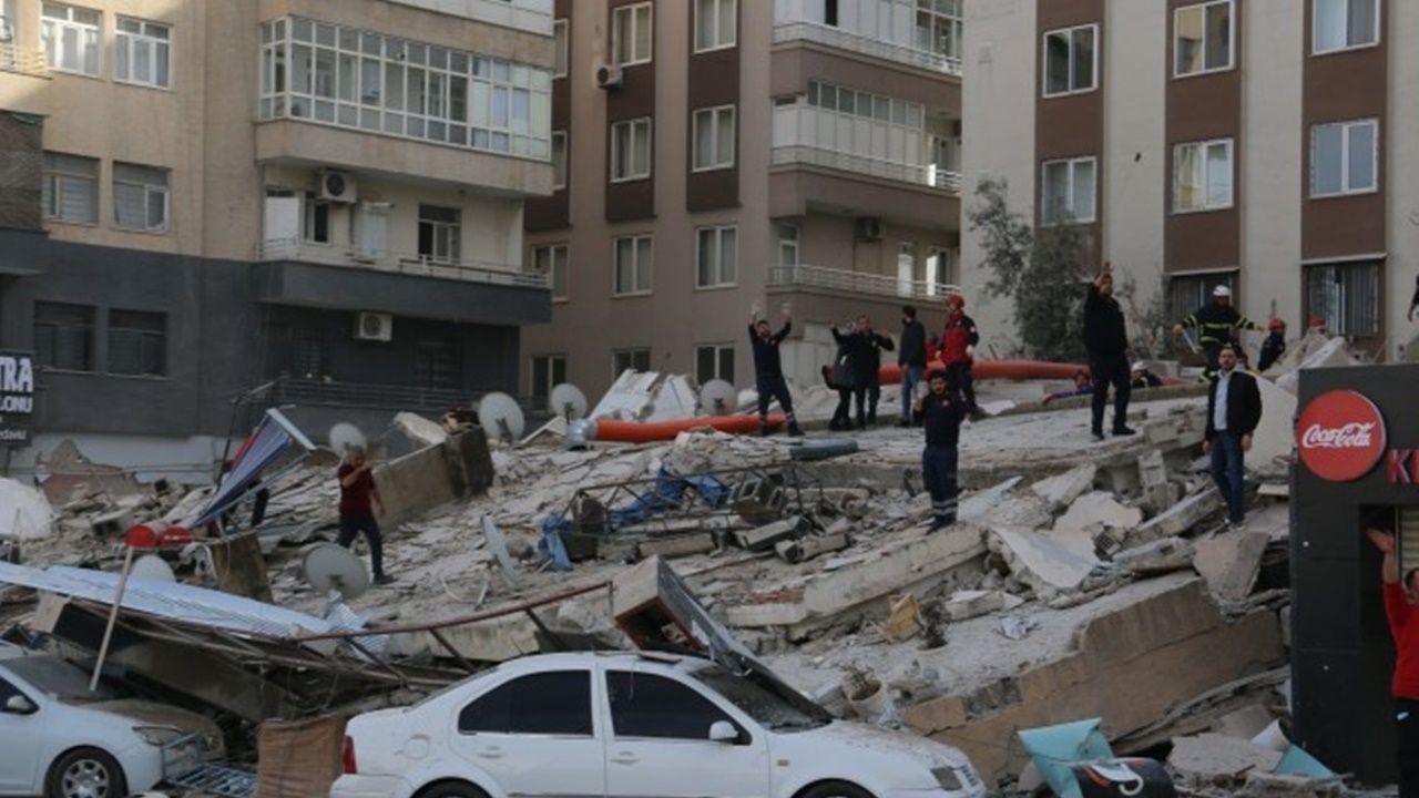 Urfa’da 8 katlı bina çöktü, enkaz altında kalanlar var