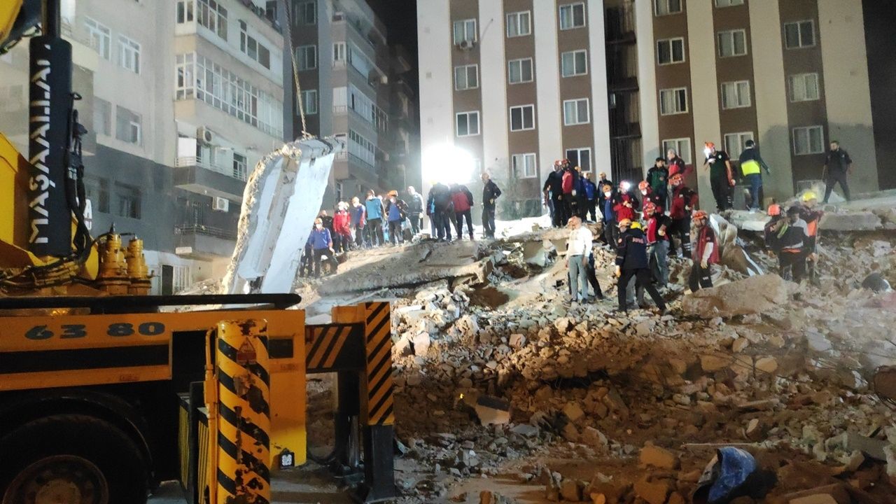 Urfa'da çöken binada enkaz kaldırma çalışmaları sürüyor