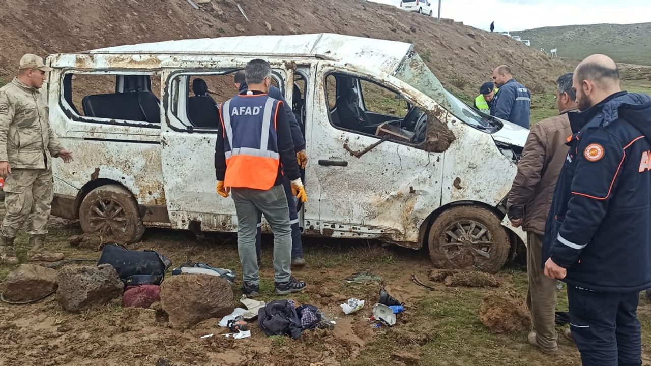 Bitlis’te sağlık personelini taşıyan minibüs kaza yaptı: 13 yaralı