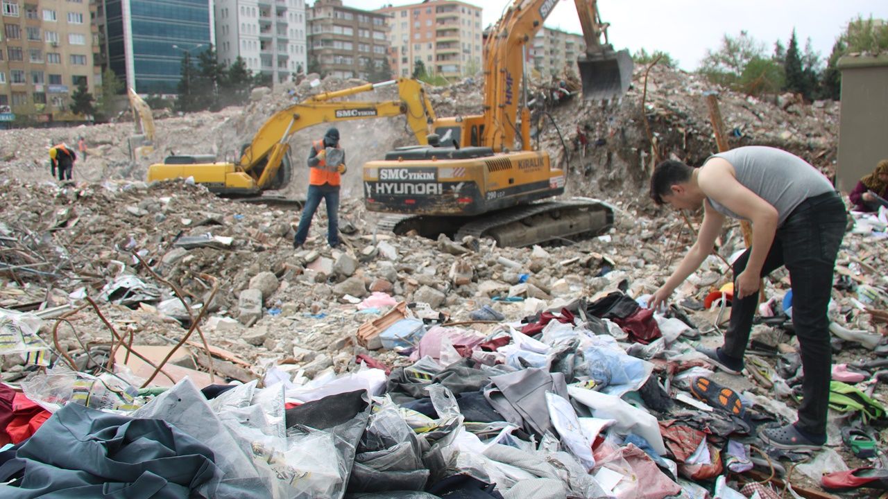 Esnaflar Diyar Galeria enkazından iş kıyafetlerini toplamaya çalışıyor