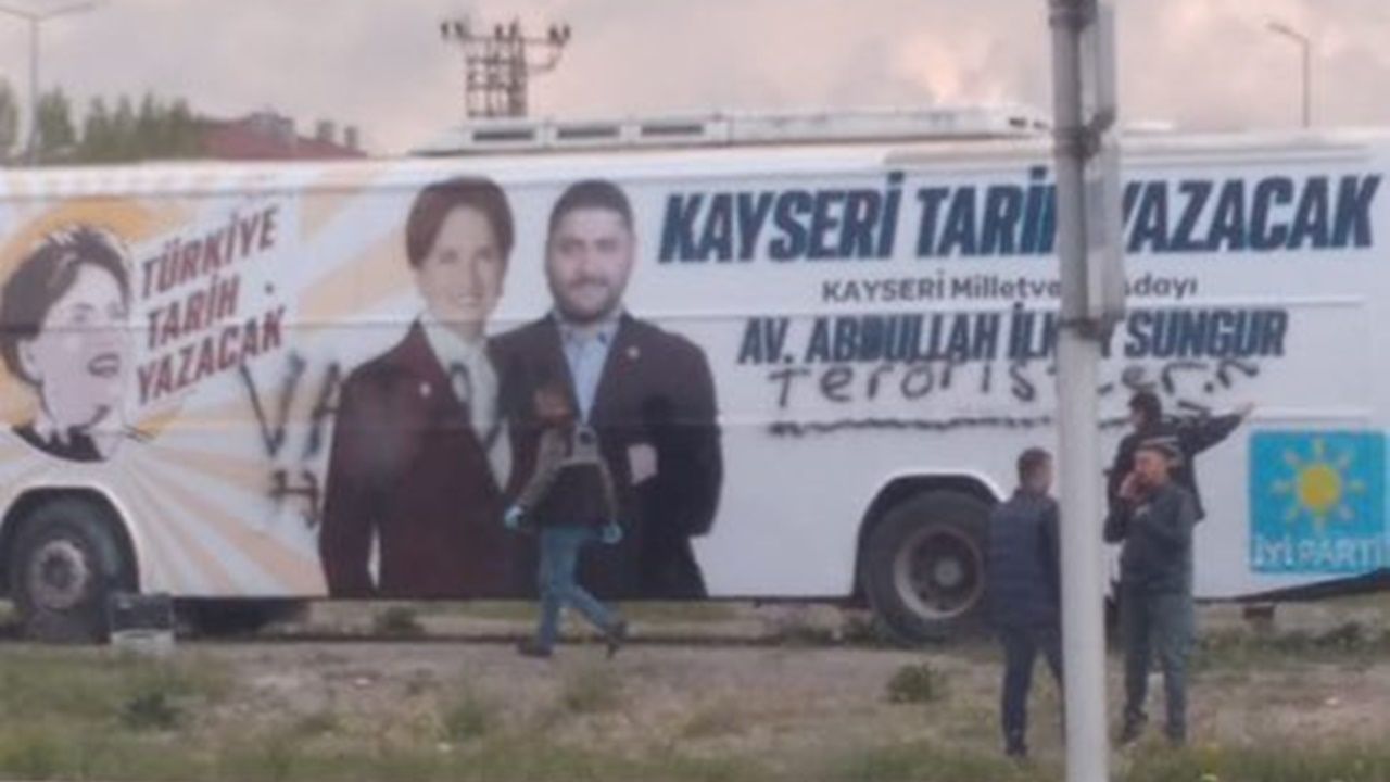 Kayseri'de İYİ Parti seçim otobüsüne “Vatan haini teröristler” yazılamasına suç duyurusu