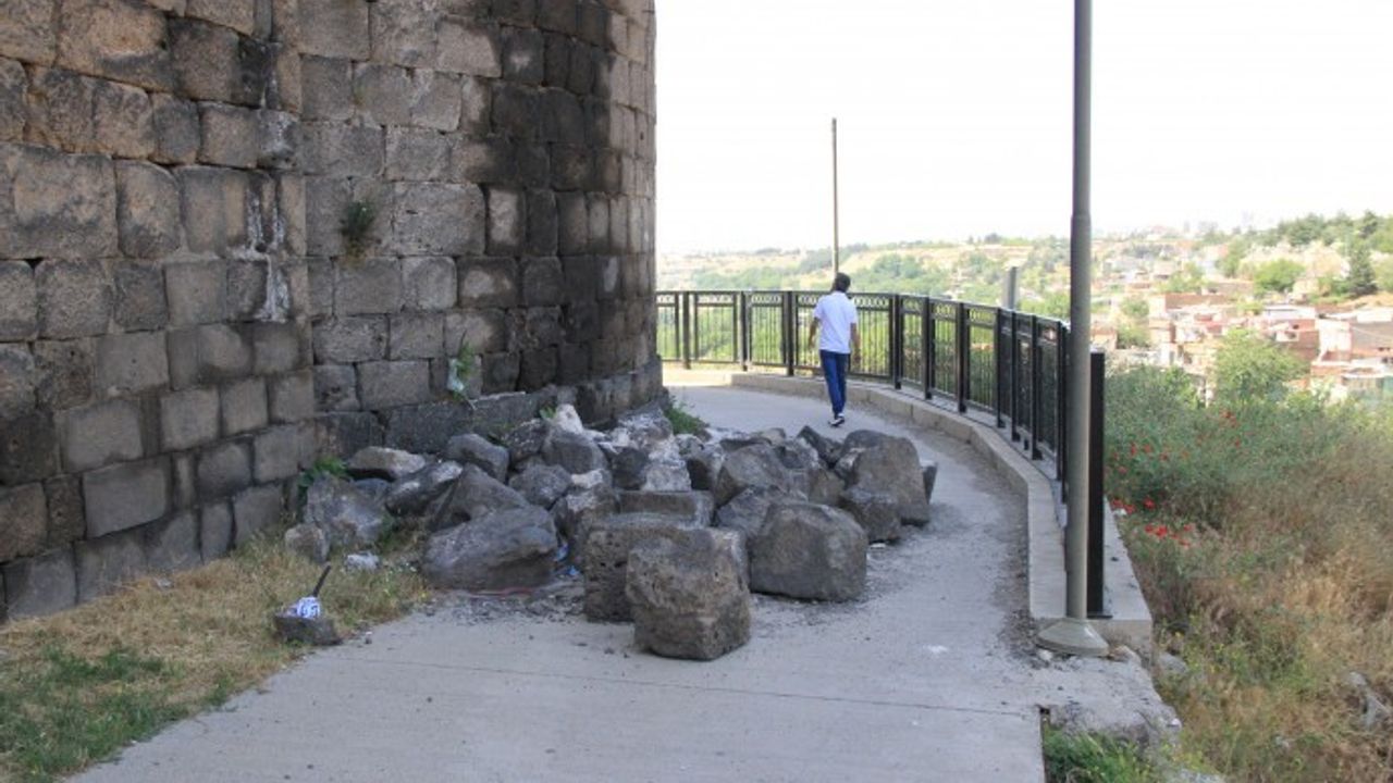 Diyarbakır’da depremden zarar gören ‘tarihin’ enkazı 4 aydır yerde duruyor