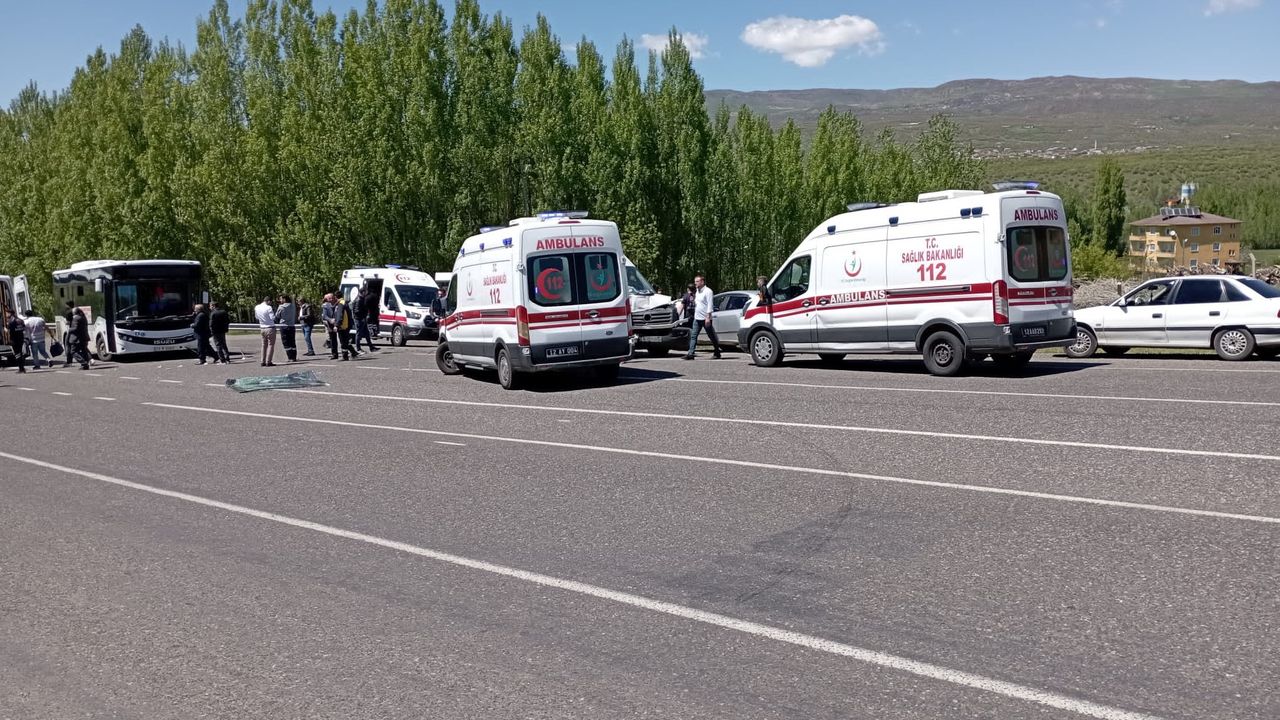 Bingöl’de halk otobüsü ile minibüs çarpıştı: 14 yaralı
