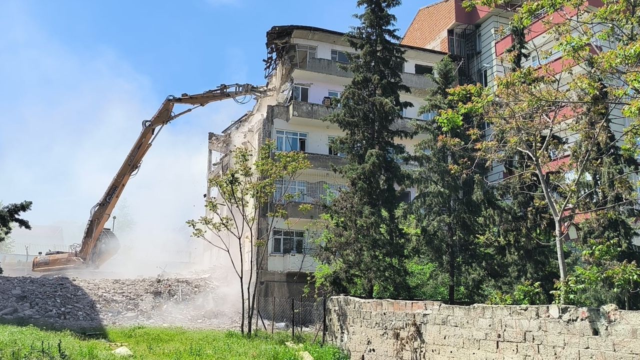 Malatya’da hasar alan evler yıkılıyor