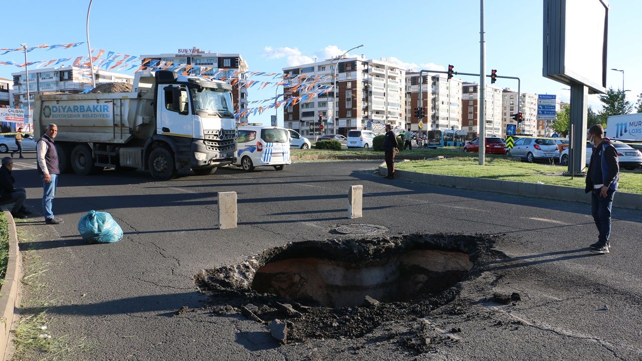 Diyarbakır Kayapınar’da asfalt çöktü