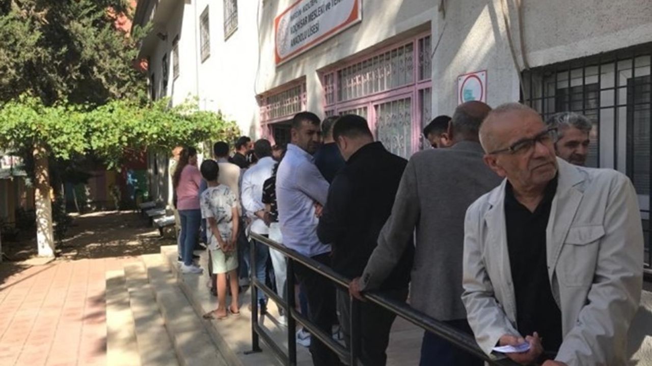 Kızıltepe'de bir okulda oy kullanma işlemi yarım saat geç başladı