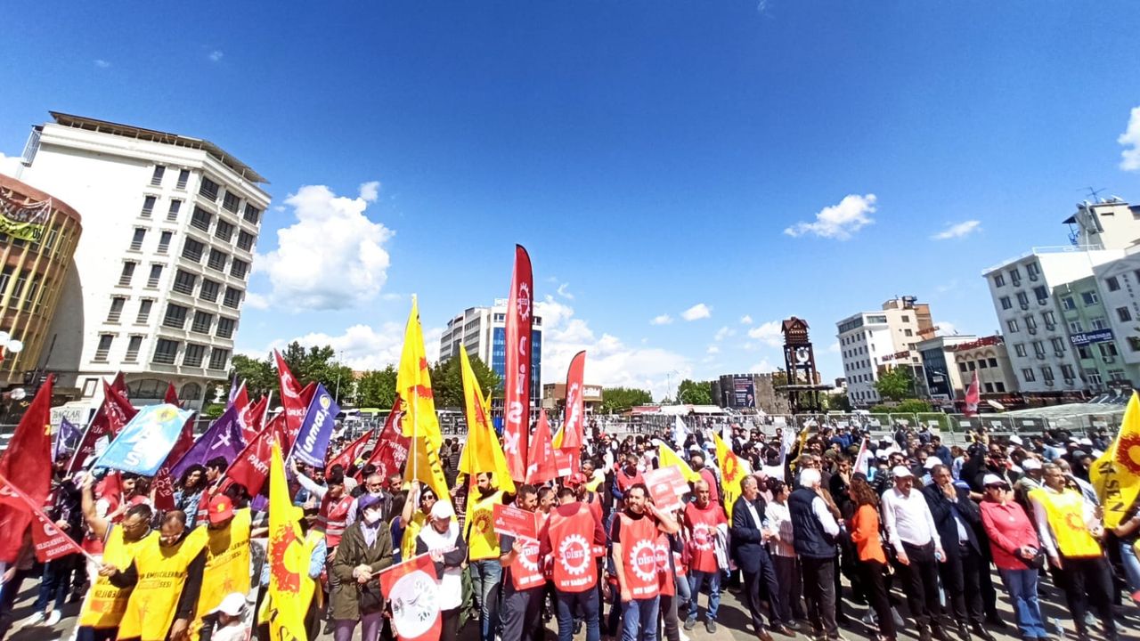 Diyarbakır’da 1 Mayıs kutlaması: Bu düzen ya değişecek ya değişecek!