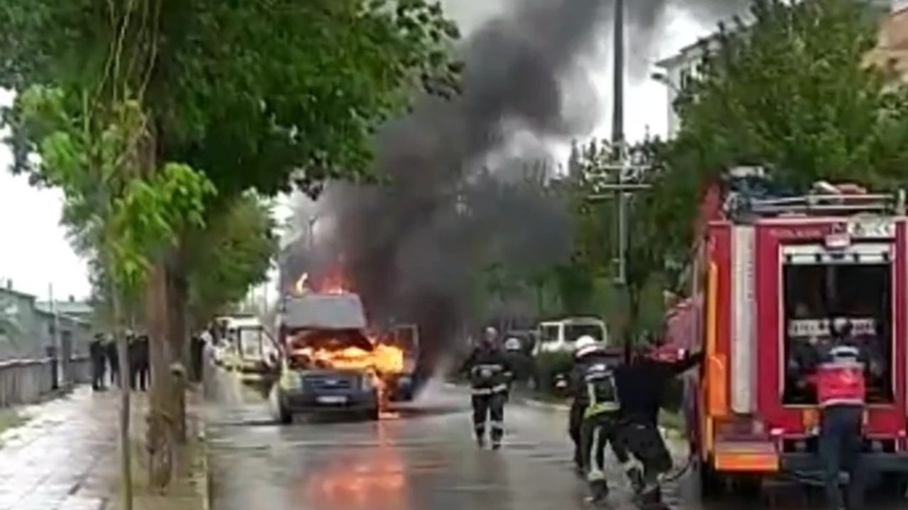 Van'da seyir halindeki minibüste yangın