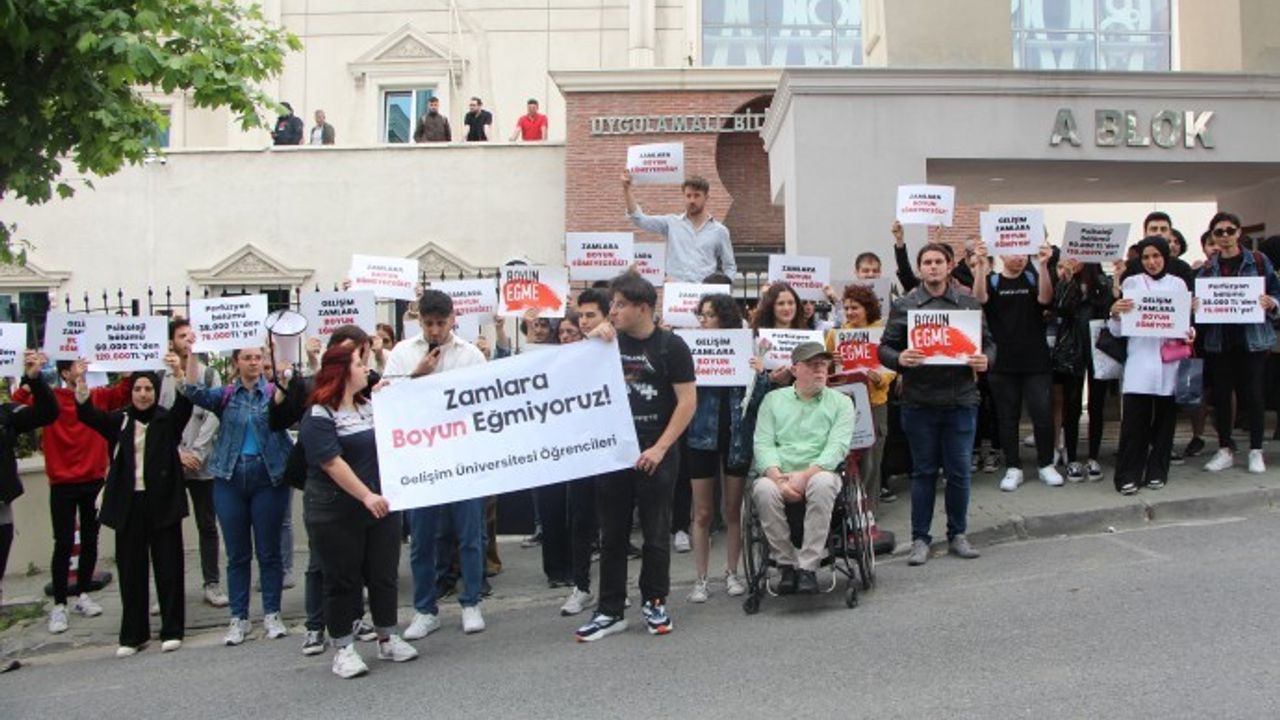 Gelişim Üniversitesi öğrencileri eğitime gelen fahiş zammı protesto etti