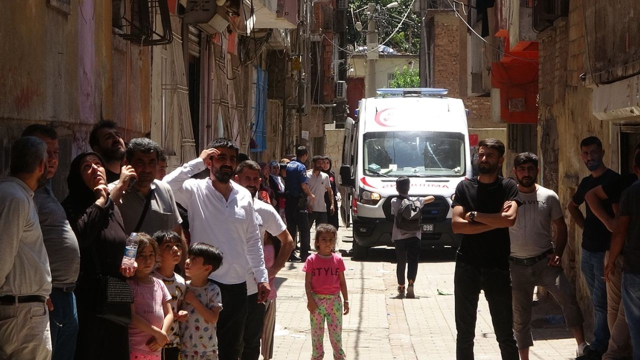 Diyarbakır’da 4 yaşındaki çocuk evi yaktı: 3 kişi dumandan etkilendi