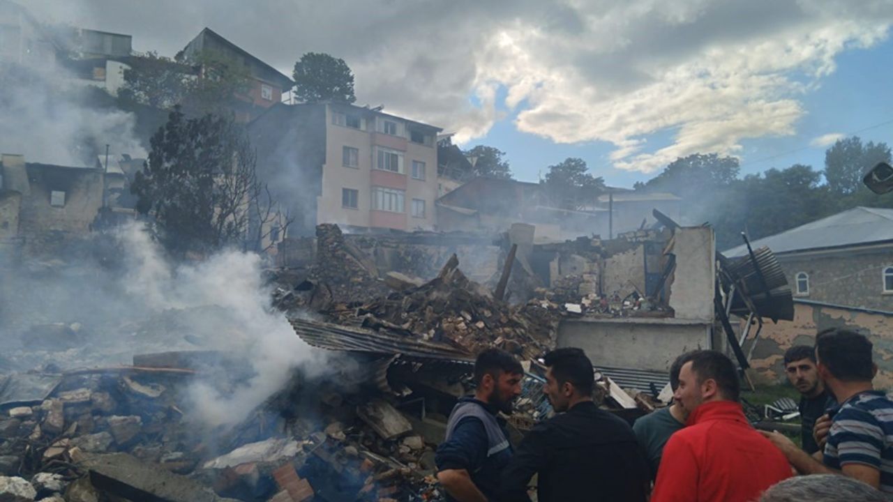 Erzurum’da yangın: 10 ev kullanılamaz hale geldi