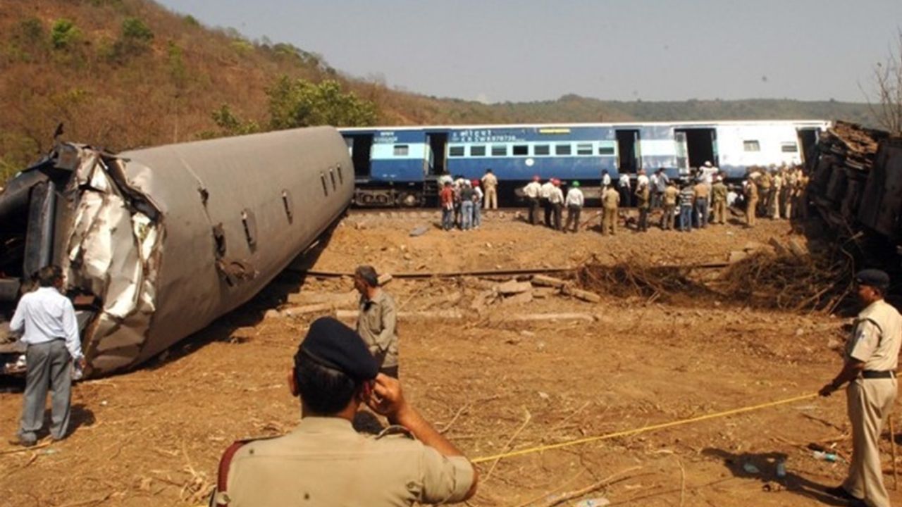 Hindistan'da tren kazası: Can kaybı 288'e çıktı
