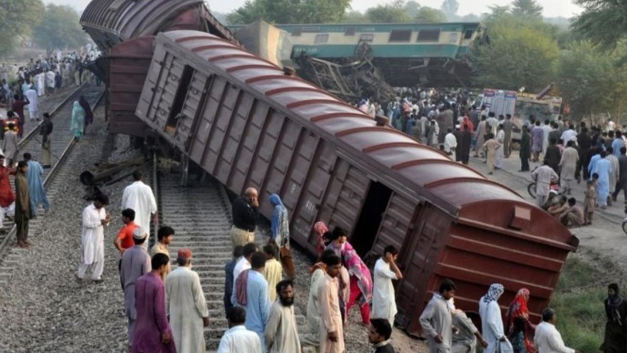 Yolcu treni raydan çıktı: Çok sayıda kişi yaşamını yitirdi