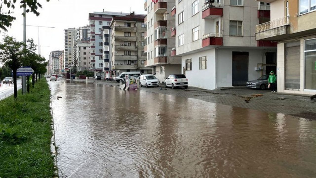 Rize'de şiddetli yağış: 8 ev boşaltıldı, 24 kişi tahliye edildi