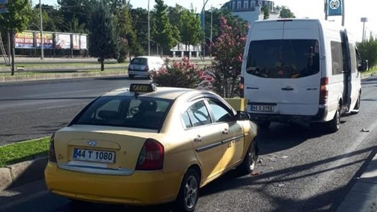 Malatya’da minibüs ile ticari araç çarpıştı: 5 yaralı