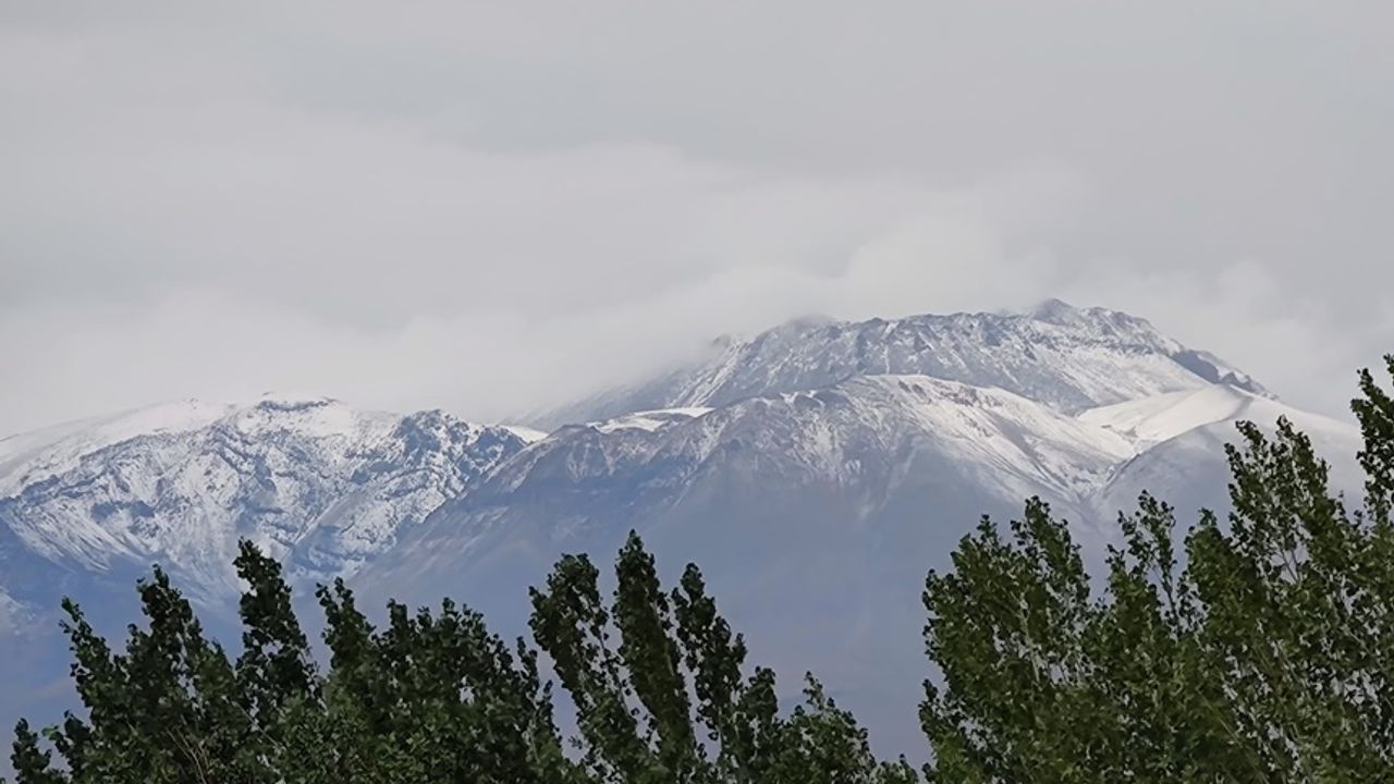 Ağustos’ta Süphan Dağı'na kar yağdı