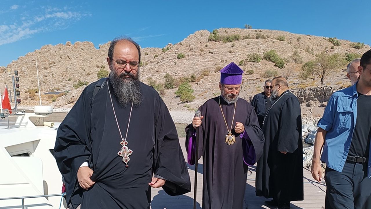 Akdamar Kilisesi'ndeki ayin için gelen Ermeni Hıristiyanlar teknelerle adaya taşınıyor
