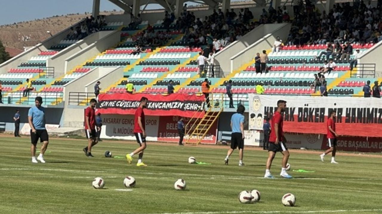 Aksarayspor-Amedspor maçı öncesi stadyumda 'Ölürüm Türkiyem' çalındı