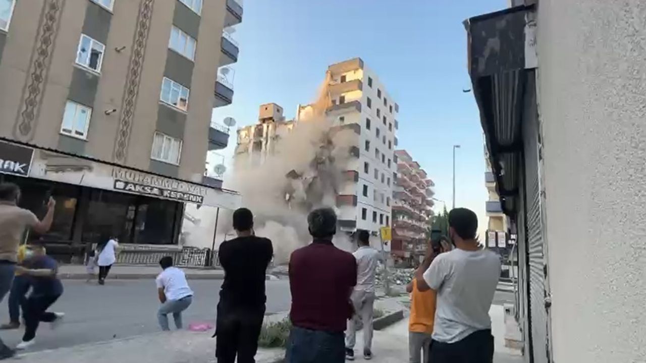Diyarbakır'da bina yıkım esnasında çöktü