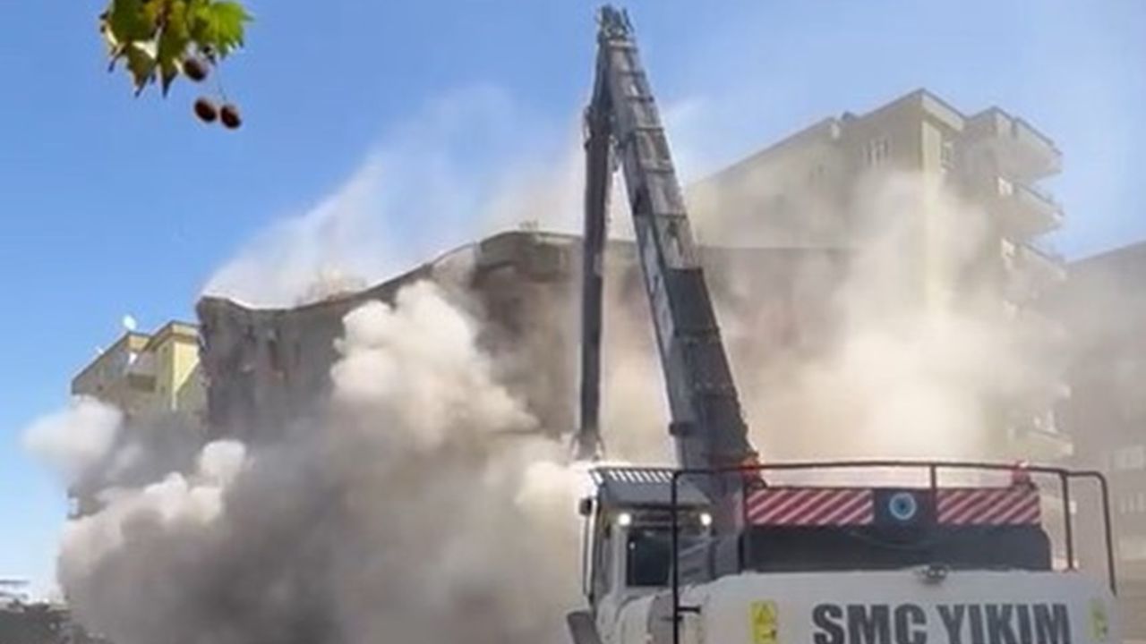 Diyarbakır’da hasarlı bina yıkım esnasında tek dokunuşla çöktü