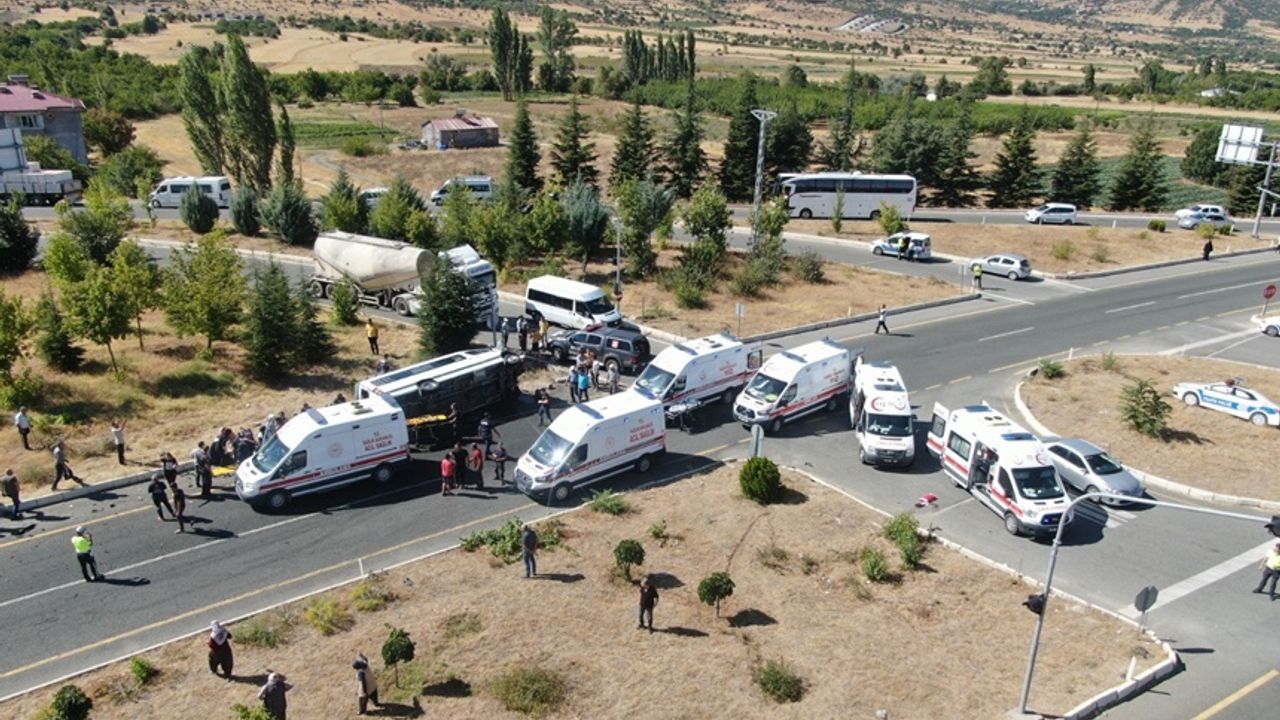Elazığ’da trafik kazası: 18 yaralı