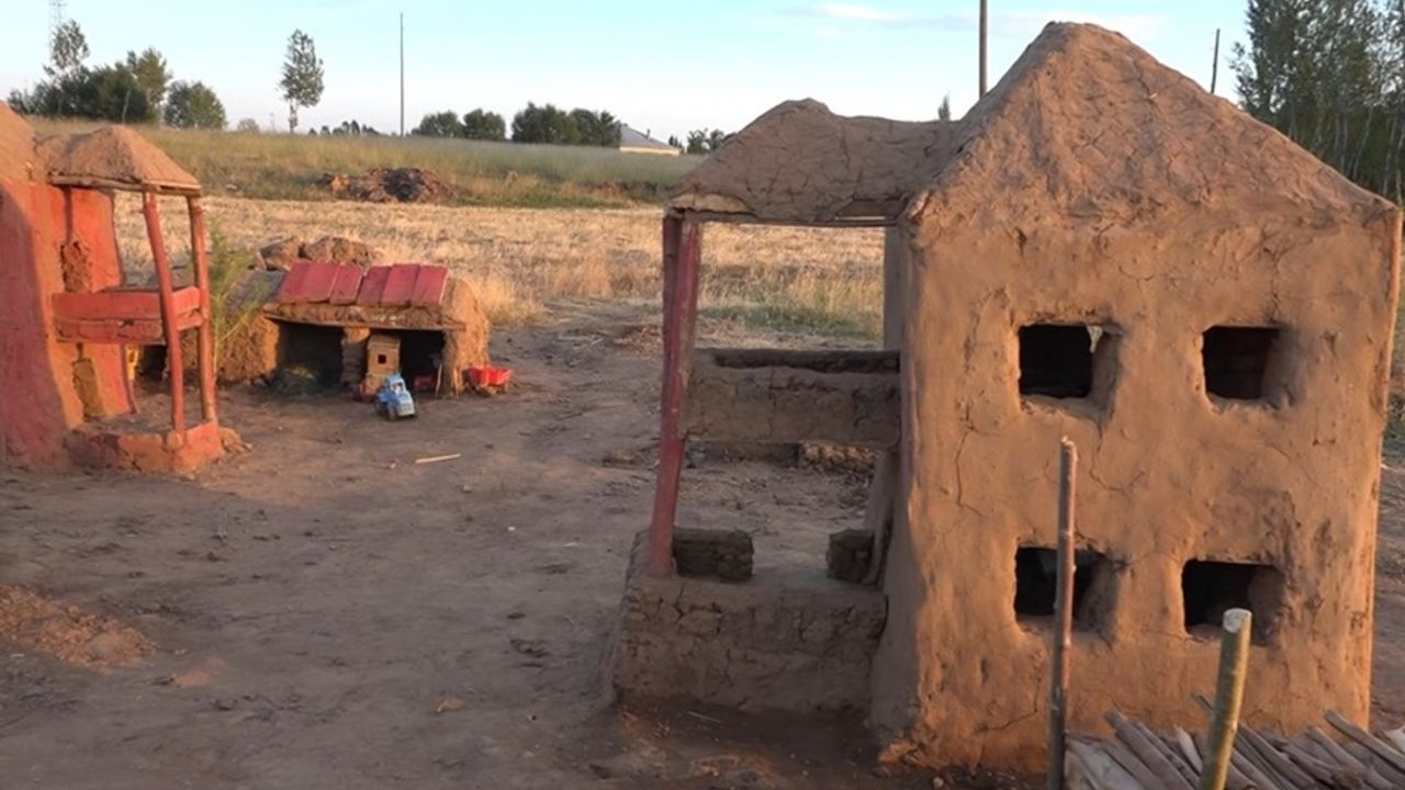 Çocuklar çamurdan minyatür evler yaparak hallerini gerçekleştiriyor