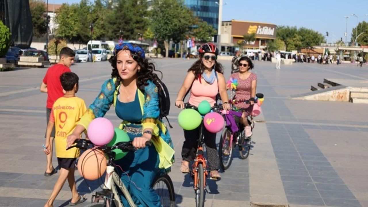 Süslü kadınlar Diyarbakır’da “Yaşanabilir Bir Kent İçin” pedal çevirdi
