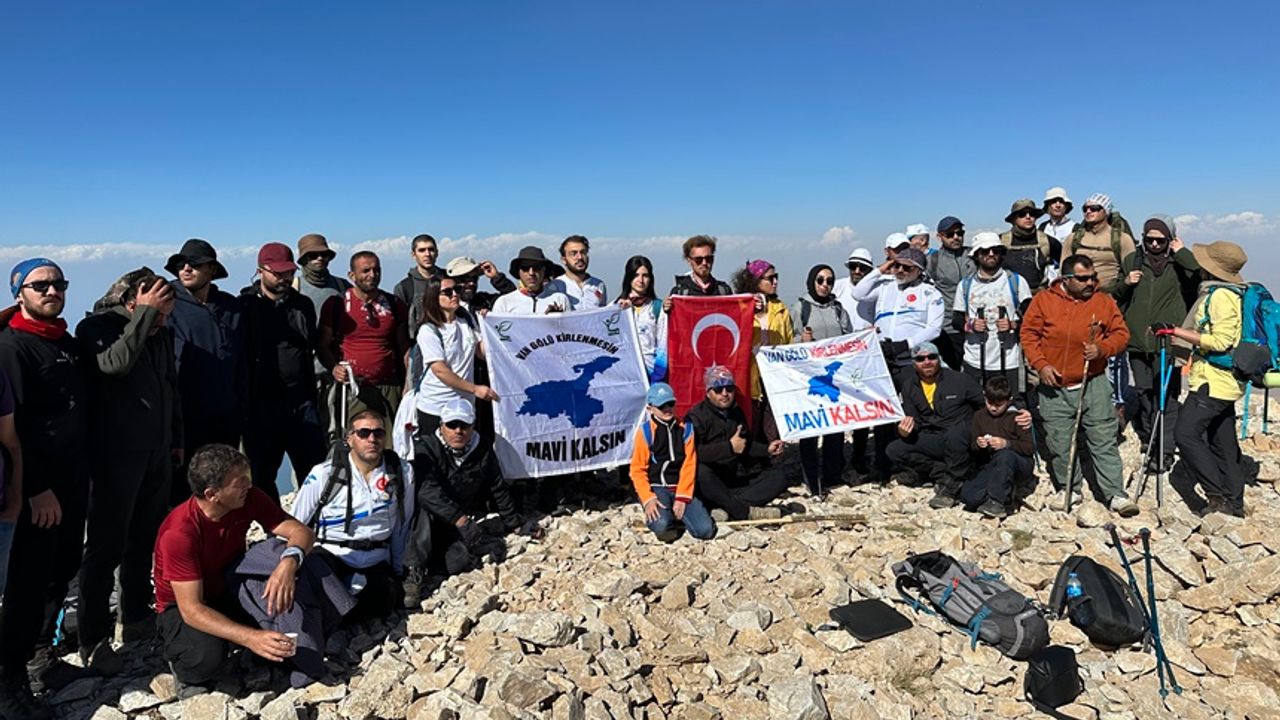 Van Gölü'nün korunması için Artos Dağı'na tırmandılar