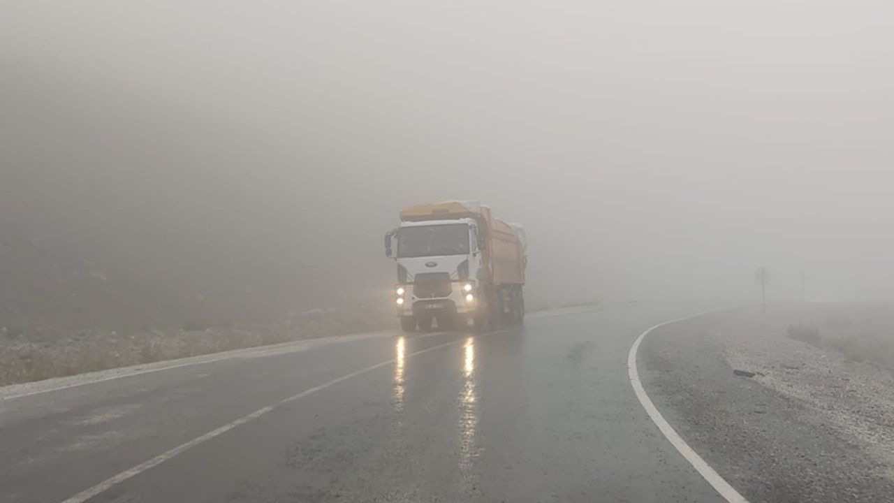 Van Karabet Geçidi'nde sis trafiği olmuşuz etkiliyor