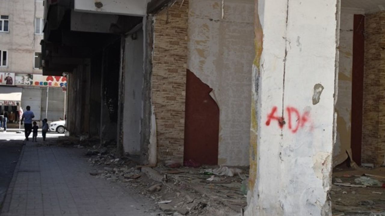 Diyarbakır’da ağır hasarlı binalar madde bağımlıların mekanı haline geldi