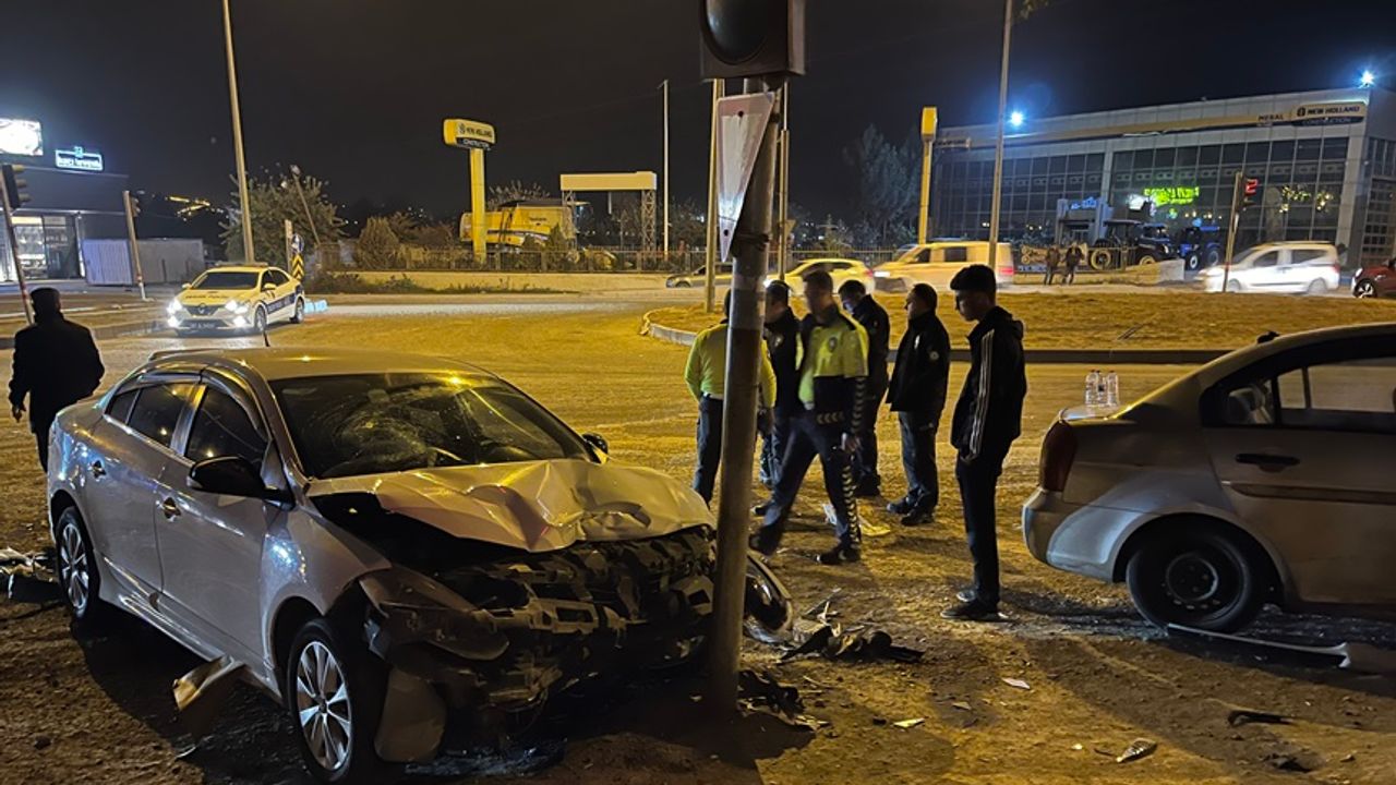 Diyarbakır’da kırmızı ışıkta kaza: 1’i çocuk 5 yaralı