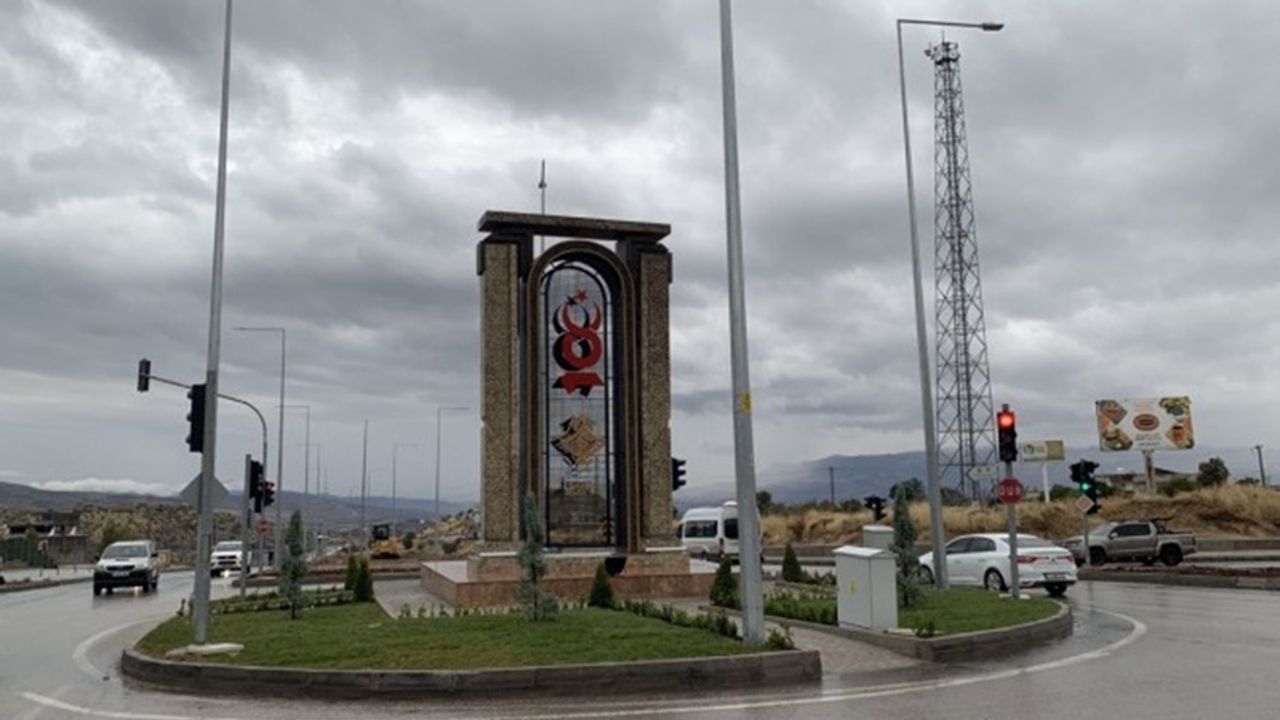 AKP’li Belediye Şırnak’a 950 bin liraya ‘anıt’ dikti
