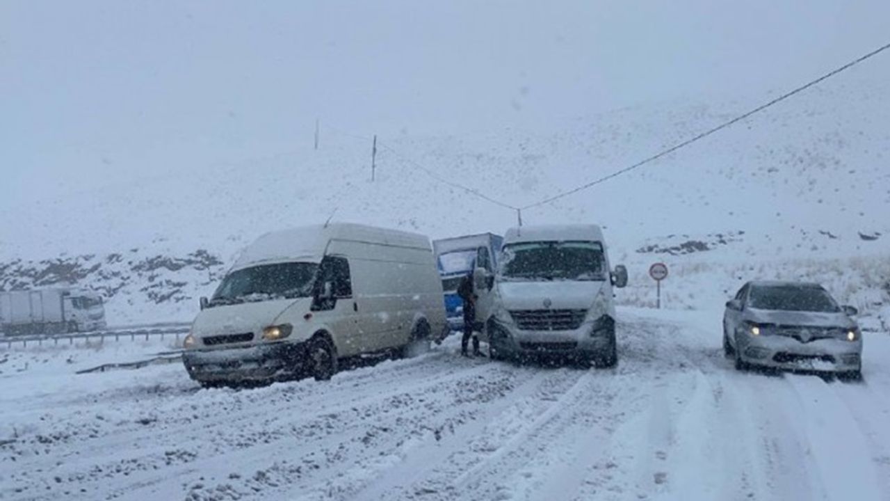 Van’da kar yağışı: Araçlar mahsur kaldı