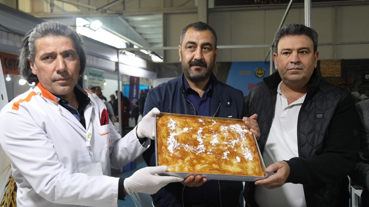 Gurme Fuarı’nda DTSO ziyaretçilere “Kürt Böreği” ikram etti
