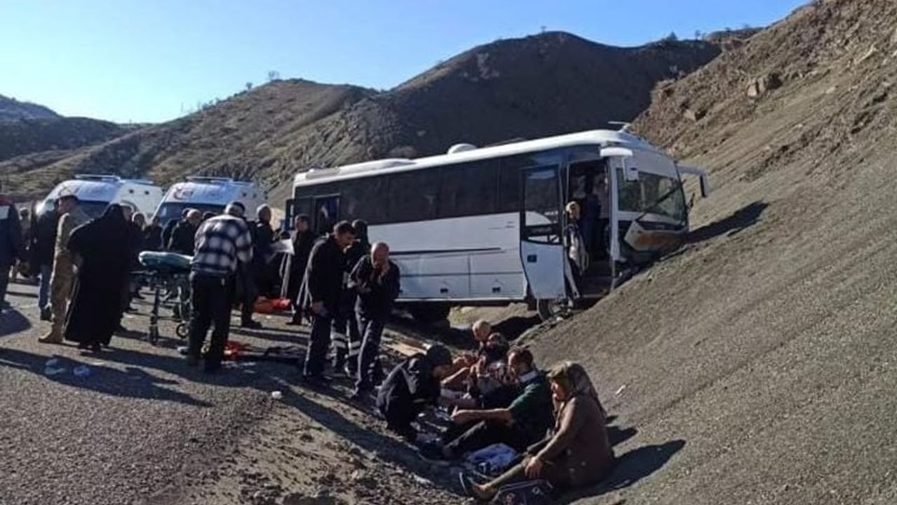 Sürücüsünün kontrolünden çıkan otobüs kaza yaptı: 27 yaralı