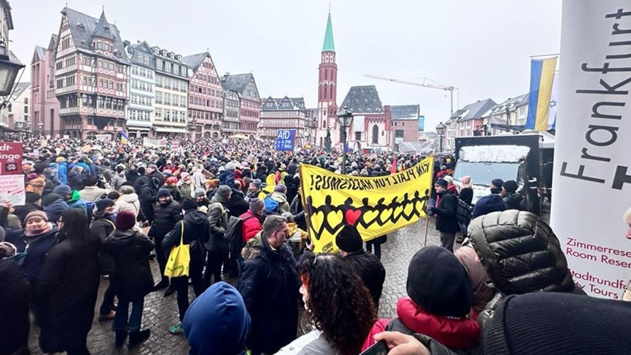 Almanya Frankfurt’ta 50 bin kişi ırkçı planlara tepki gösterdi